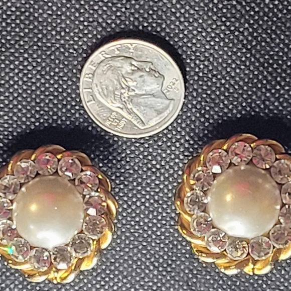 Katrina Round Pearl Surrounded by Rhinestones. - Picture 3 of 4